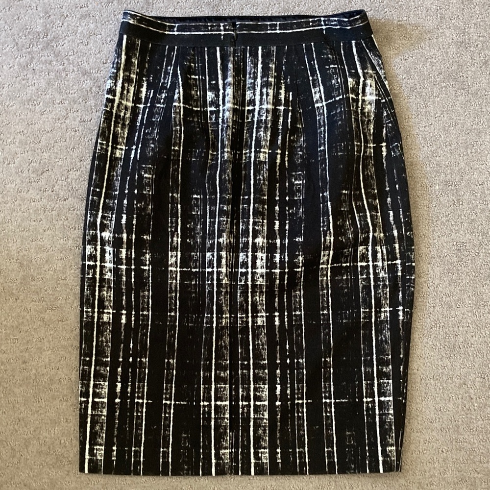 Banana Republic Black and White Pencil Skirt - Picture 2 of 8